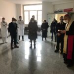 Il momento della benedizione del vescovo