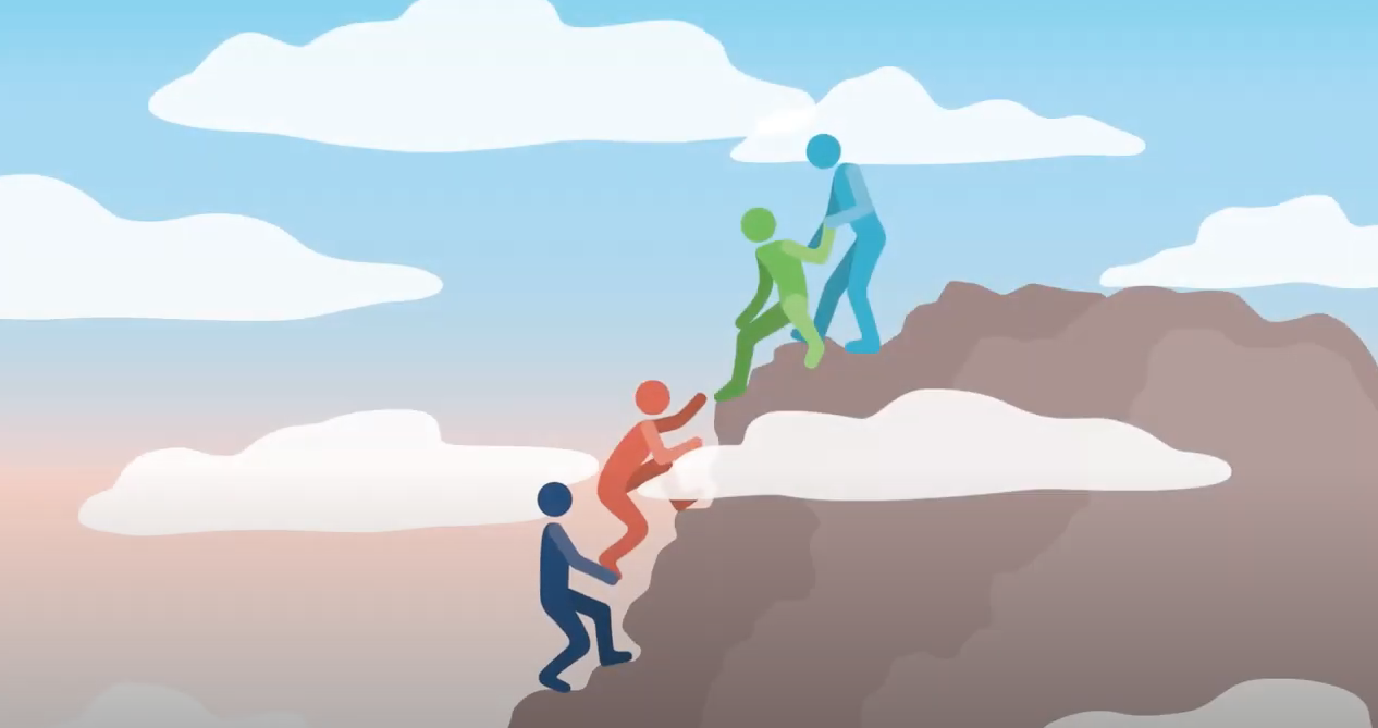 Illustrazione stilizzata di quattro figure colorate che si aiutano a salire una parete rocciosa verso la cima, passandosi la mano; il cielo con nuvole sullo sfondo simboleggia collaborazione e supporto reciproco.
