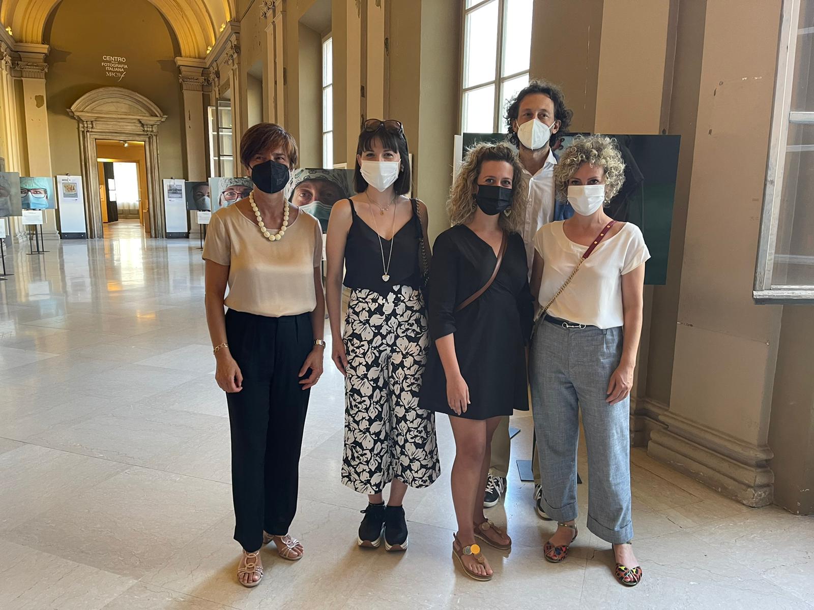 Marta Nocivelli, il dottor Giuseppe Milesi e alcune delle protagoniste degli scatti