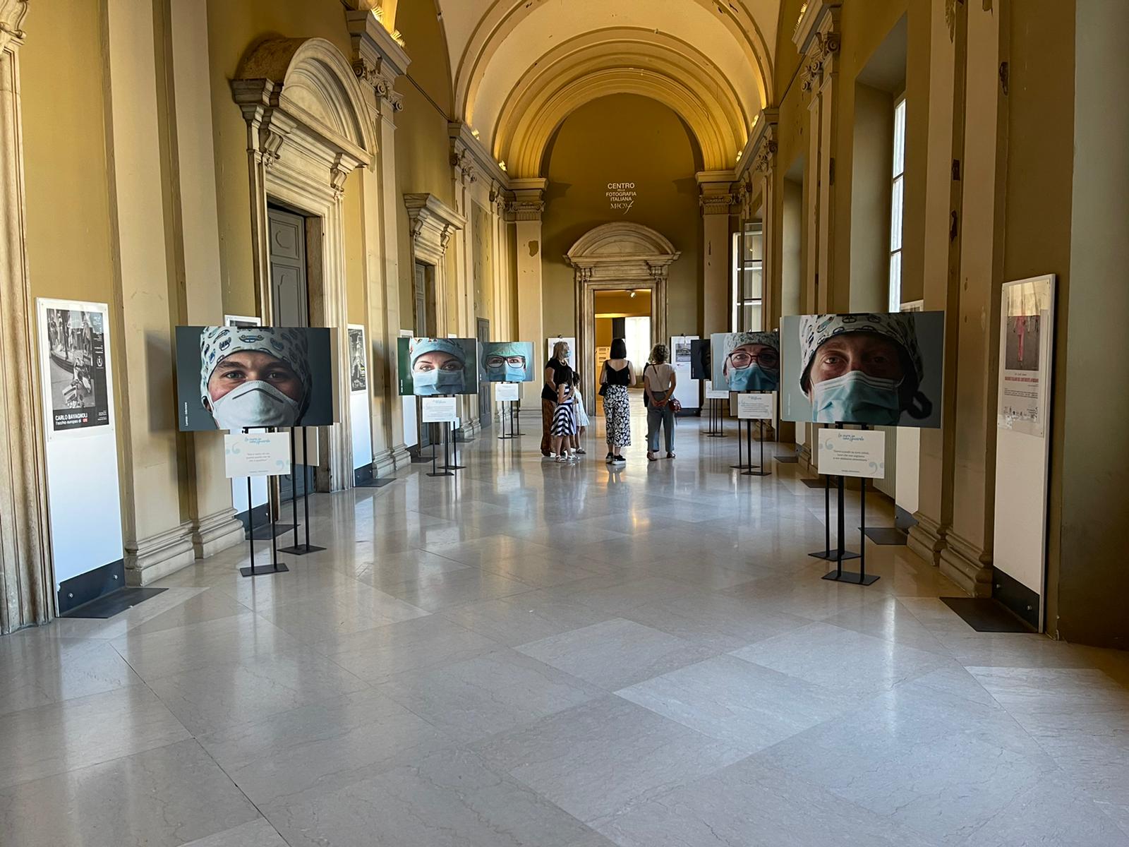 La mostra allestita nella galleria del MO.CA