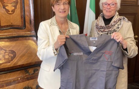 Marta Nocivelli e Linda Smith con il camice per i volontari di Agape