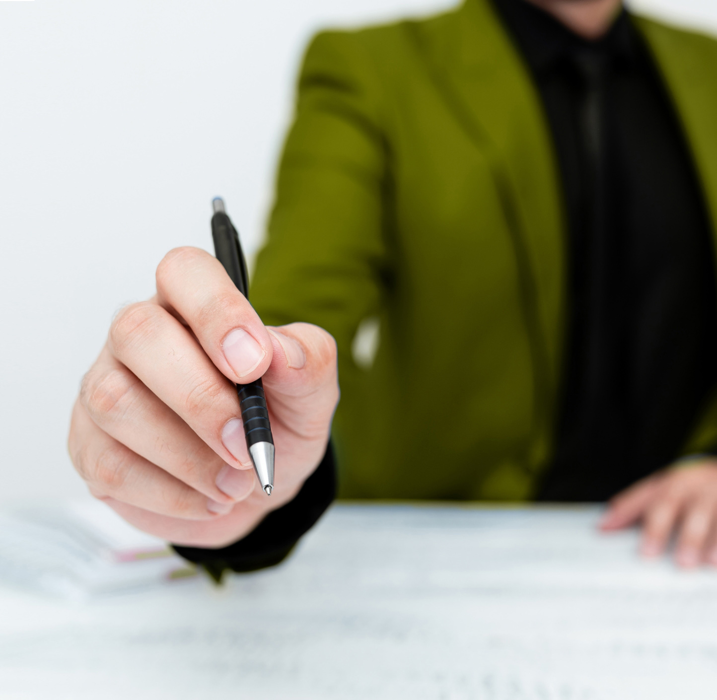 mano di persona che sta firmando un documento