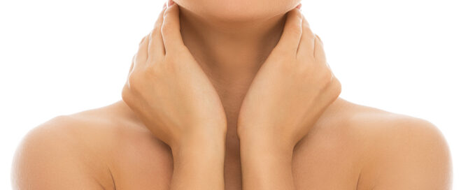 Bella ragazza con la pelle perfetta su uno sfondo bianco