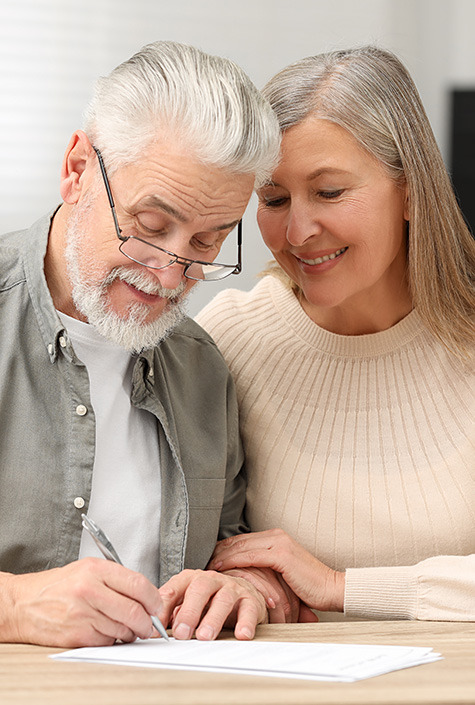 Coppia di anziani che firmano un documento