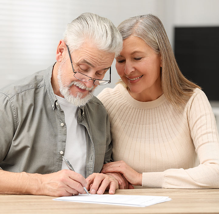 Coppia di anziani che firmano un documento