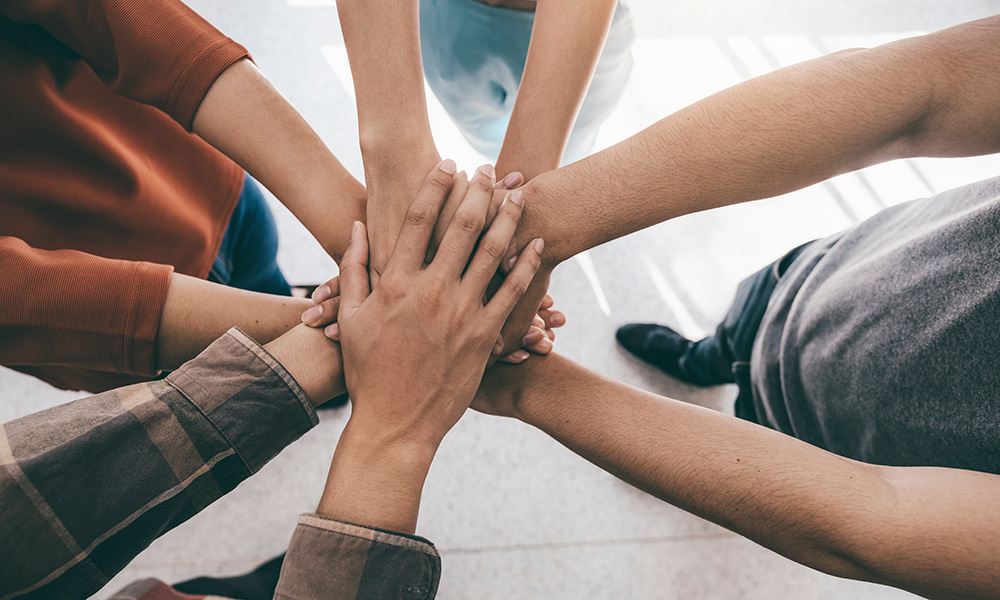 Mani che si uniscono