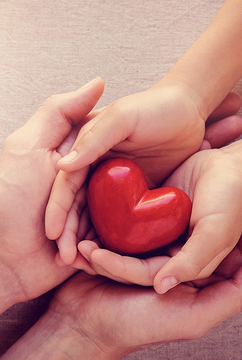 Mani con cuore rosso