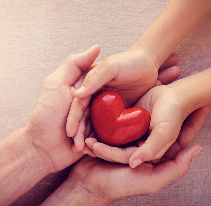 Mani con cuore rosso