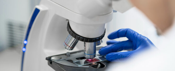 Medico che esegue ricerca in laboratorio