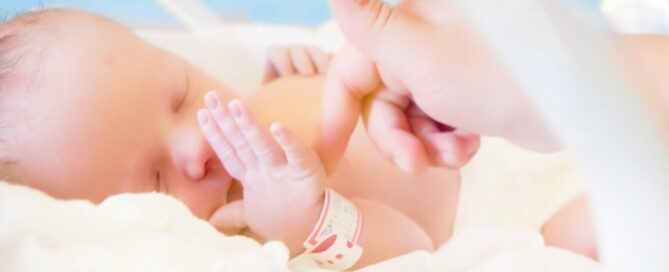 Neonato in incubatrice