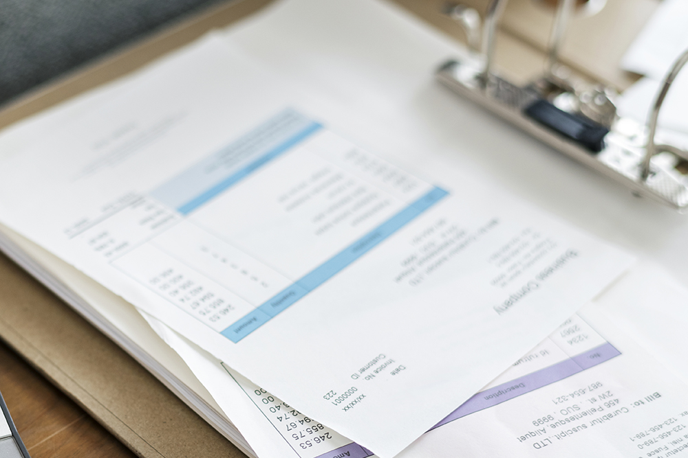 Donna che fa contabilità