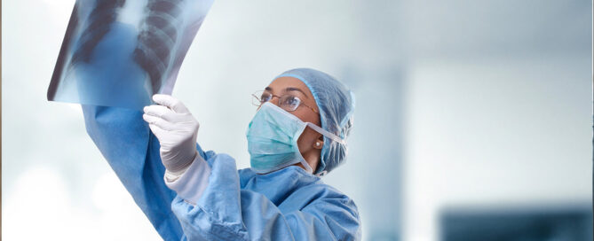 Radiologo che guarda lastra di un torace