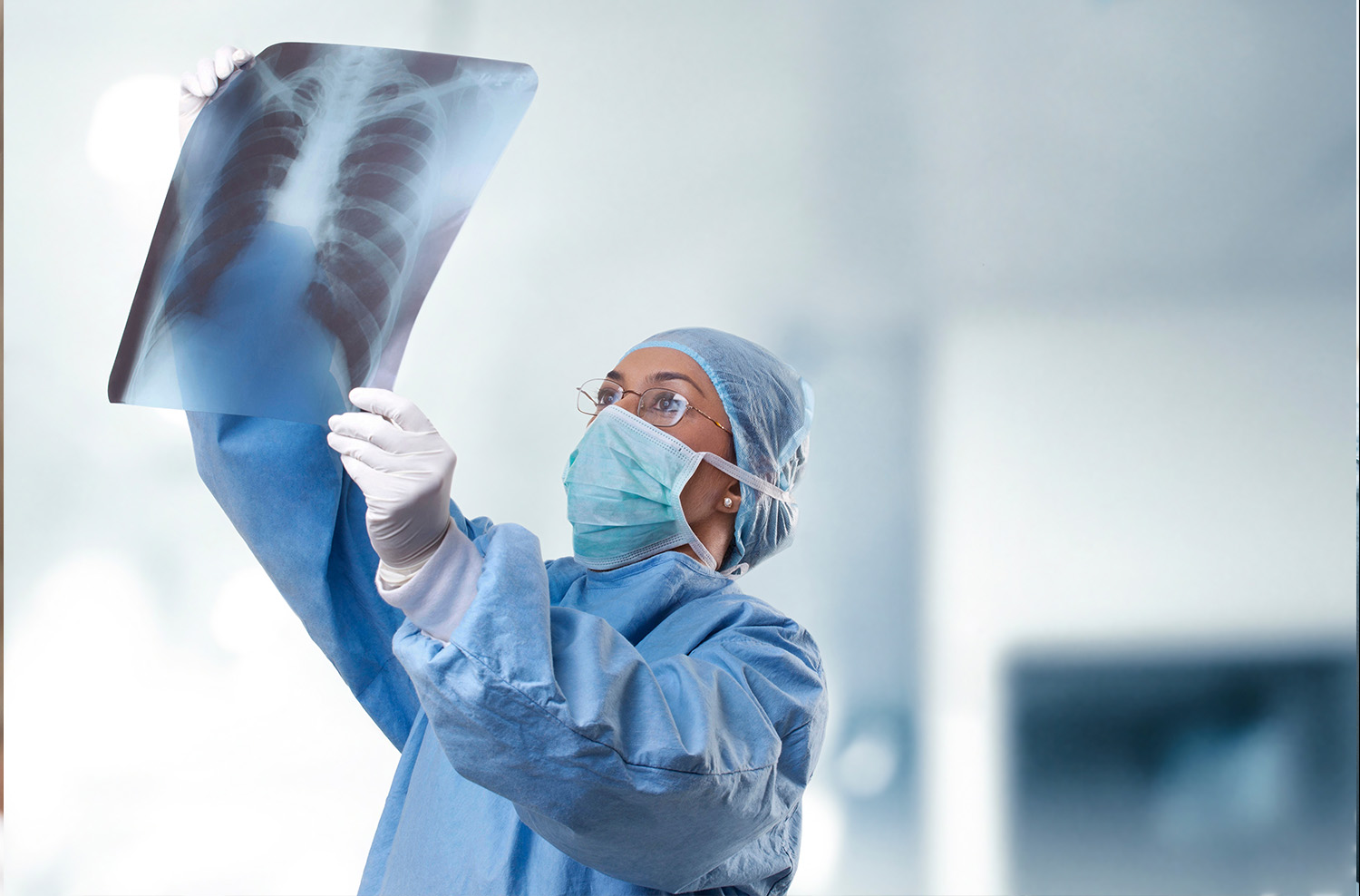 Radiologo che guarda lastra di un torace