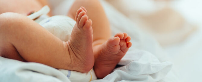 Piedini di neonato su una coperta bianca in ospedale