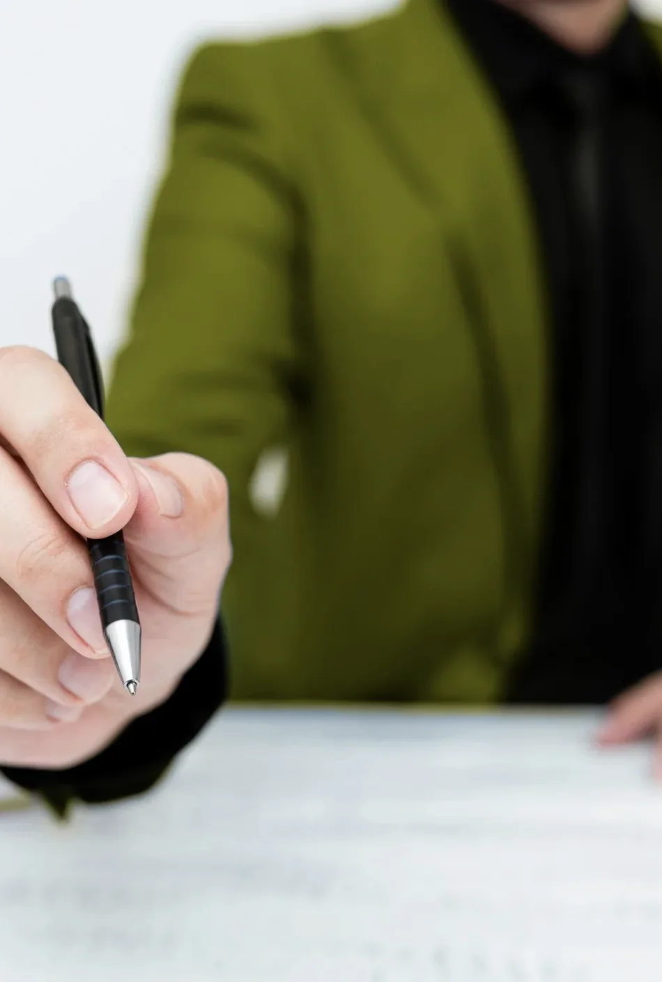 mano di persona che sta firmando un documento